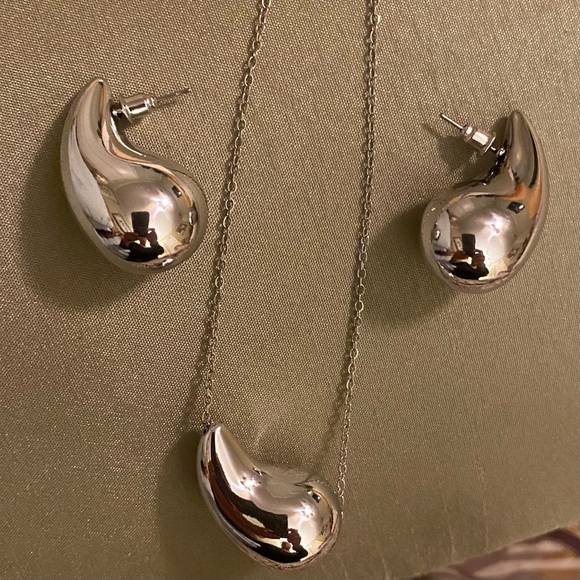 Gold or Silver Tear Drop Earring & Necklace Set - Picture 2 of 2